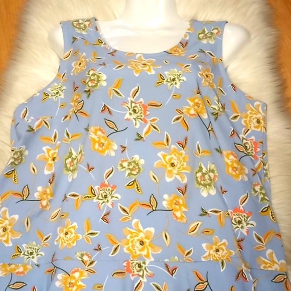 Denim & Co Blue Floral Printed Sleeveless Blouse with Peplum - Picture 10 of 13